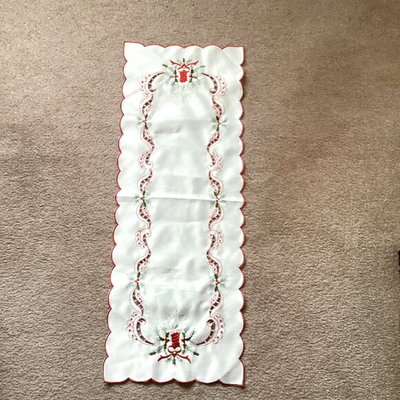 2 Christmas Table Runners White & Cream Festive Table Linens - Picture 2 of 5